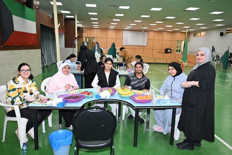 طالبات يشاركن في النادي الصيفي المسائي