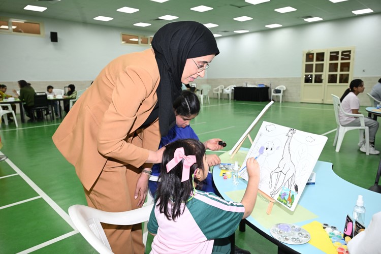 تعليم نشاط الرسم للطالبات