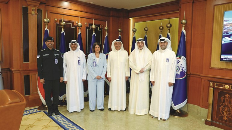 النائب الأول لرئيس مجلس الوزراء ووزير الداخلية الشيخ فهد اليوسف ونائب رئيس مجلس الإدارة والرئيس التنفيذي لمجموعة بنك الكويت الوطني عصام الصقر في صورة جماعية مع عميد حقوقي عبدالمحسن ناصر سالم ومنال المطر وعبدالمحسن الرشيد وطلال التركي