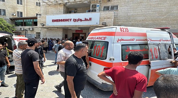 سيارة إسعاف تنقل ضحايا القصف الاسرائيلي لمحطة محروقات في غزة