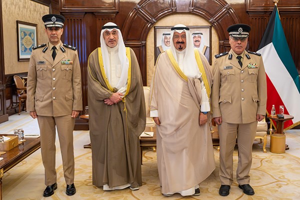   رئيس مجلس الوزراء سمو الشيخ أحمد العبدالله مستقبلا النائب الأول لرئيس مجلس الوزراء ووزير الداخلية الشيخ فهد اليوسف و الوكيل المساعد لشؤون الأمن العام اللواء حمد أحمد المنيفي والوكيل المساعد لشؤون الخدمات الأمنية المساندة اللواء فواز ناصر الرومي 