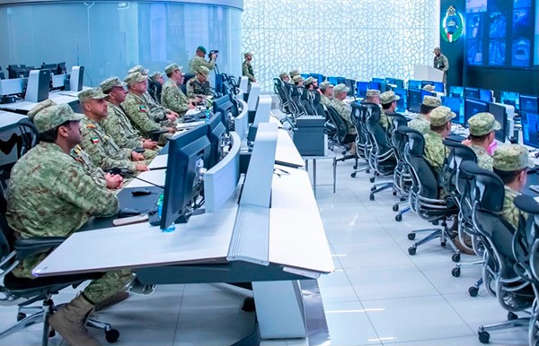  وكيل الحرس الوطني الفريق الركن حمد البرجس خلال متابعة تنفيذ المرحلة الثانية من تمرين «راية وطن 2» في مركز العمليات والمنظومة الأمنية وإدارة الأزمات