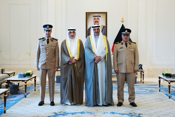 سمو ولي العهد الشيخ صباح الخالد مستقبلا النائب الأول لرئيس مجلس الوزراء ووزير الداخلية الشيخ فهد اليوسف والوكيل المساعد لشؤون الأمن العام اللواء حمد أحمد المنيفي والوكيل المساعد لشؤون الخدمات الأمنية المساندة اللواء فواز ناصر الرومي