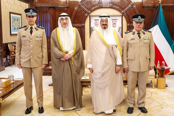 رئيس الوزراء سمو الشيخ أحمد العبدالله مستقبلا النائب الأول لرئيس مجلس الوزراء ووزير الداخلية الشيخ فهد اليوسف والوكيل المساعد لشؤون الأمن العام اللواء حمد أحمد المنيفي والوكيل المساعد لشؤون الخدمات الأمنية المساندة اللواء فواز ناصر الرومي