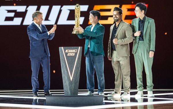ولي العهد السعودي يشهد تتويج أبطال كأس العالم للرياضات الإلكترونية بحضور الرئيس الفرنسي