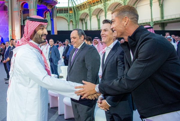 ولي العهد السعودي يشهد تتويج أبطال كأس العالم للرياضات الإلكترونية بحضور الرئيس الفرنسي