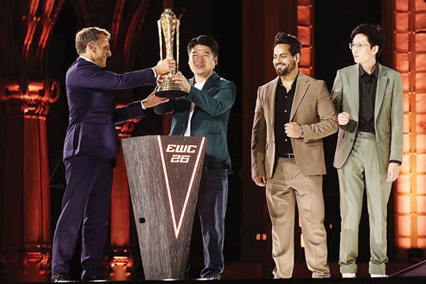  الرئيس الفرنسي إيمانويل ماكرون يسلم كأس العالم لقائد الفريق الصيني
