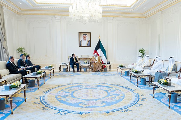 سمو ولي العهد الشيخ صباح الخالد مستقبلا مستشار الأمن القومي والمدير العام للاستخبارات المشتركة الباكستاني الفريق أول محمد عاصم مالك بحضور النائب الأول لرئيس مجلس الوزراء ووزير الداخلية الشيخ فهد اليوسف ورئيس ديوان سمو ولي العهد الشيخ ثامر الجابر