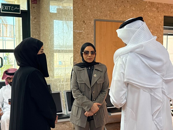وزيرة الشؤون الاجتماعية وشؤون الأسرة والطفولة د.أمثال الحويلة خلال زيارة إلى مركز الصباحية