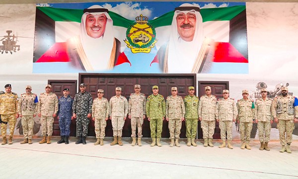 رئيس الأركان العامة للجيش الفريق الركن خالد الشريعان ووكيل الحرس الوطني الفريق الركن حمد البرجس ونائب رئيس الأركان العامة للجيش اللواء الركن طيار الشيخ صباح جابر الأحمد ورئيس قطاع الأمن الخاص والمؤسسات الإصلاحية بوزارة الداخلية العميد دخيل أحمد الدخيل ومدير عام الإدارة العامة لخفر السواحل العميد ركن بحري مبارك علي اليوسف والحضور في ختام التمرين