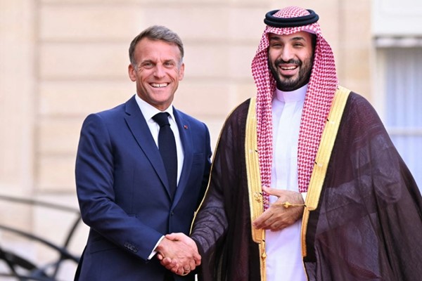  الرئيس الفرنسي إيمانويل ماكرون مستقبلا صاحب السمو الملكي الأمير محمد بن سلمان ولي العهد رئيس مجلس الوزراء في قصر الإليزيه (أ.ف.پ)