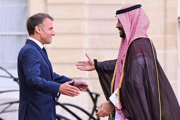  الرئيس الفرنسي إيمانويل ماكرون مستقبلا صاحب السمو الملكي الأمير محمد بن سلمان ولي العهد رئيس مجلس الوزراء في قصر الإليزيه (أ.ف.پ)