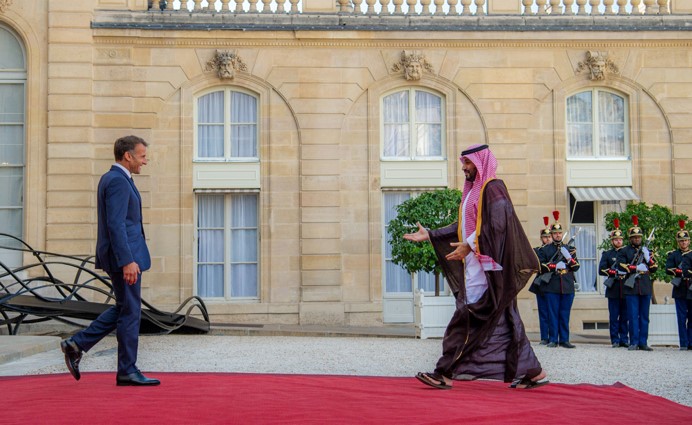 الرئيس الفرنسي يستقبل ولي العهد السعودي في الإليزيه زيارتكم خطوة مهمة لتعزيز السلام والاستقرار