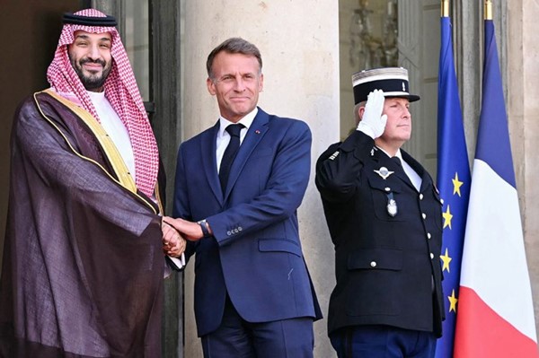 الرئيس الفرنسي إيمانويل ماكرون مستقبلا صاحب السمو الملكي الأمير محمد بن سلمان ولي العهد رئيس مجلس الوزراء السعودي(أ.ف.پ)