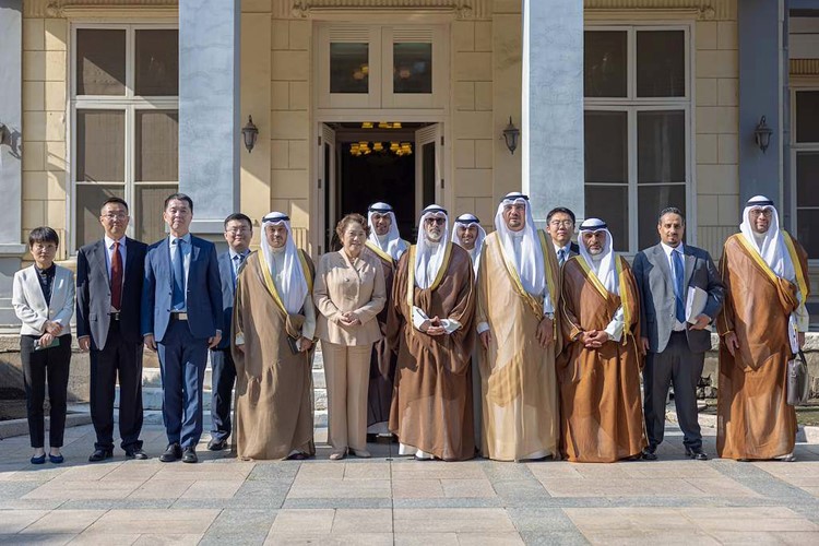 وزير الخارجية الشيخ جراح الجابر خلال زيارته المعهد الصيني للدراسات الدولية (CIIS) وعدد من الخبراء والباحثين الصينيين