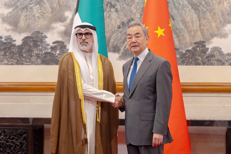 وزير الخارجية الشيخ جراح الجابر مع وزير خارجية جمهورية الصين الشعبية وانغ يي