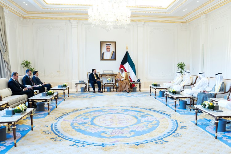 سمو ولي العهد الشيخ صباح الخالد مستقبلا مستشار الأمن القومي والمدير العام للاستخبارات المشتركة الباكستاني الفريق أول محمد عاصم مالك بحضور النائب الأول لرئيس مجلس الوزراء ووزير الداخلية الشيخ فهد اليوسف ورئيس ديوان سمو ولي العهد الشيخ ثامر الجابر