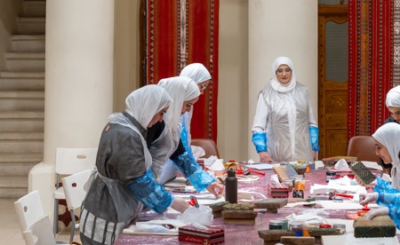 بيت السدو يحتضن ورشة فنية للطباعة بالقوالب تجمع الفن بالتراث