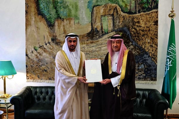 نائب وزير الخارجية السعودي وليد الخريجي لدى تسلمه الرسالة من سفير الإمارات لدى المملكة مطر الظاهري 