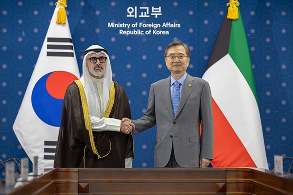 صاحب السمو بعث برسالة خطية إلى الرئيس الكوري تتعلق بالعلاقات الثنائية والتطورات الراهنة بالمنطقة