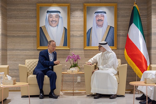 وزير الخارجية الشيخ جراح جابر الأحمد خلال اللقاء مع الأمين العام السابق للأمم المتحدة رئيس المعهد العالمي للنمو الأخضر بان كي مون