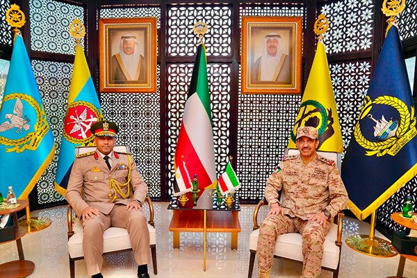  رئيس الأركان العامة للجيش الفريق الركن خالد الشريعان خلال استقباله الملحق العسكري المصري العميد أركان حرب مصطفى حسن الدلال