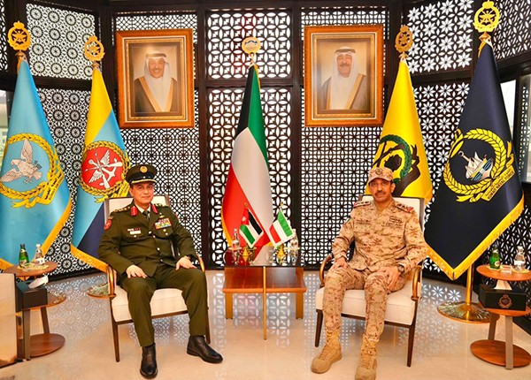   رئيس الأركان العامة للجيش الفريق الركن خالد الشريعان مستقبلاً الملحق العسكري للمملكة الأردنية الهاشمية العميد الركن عدنان محمد آل خطاب