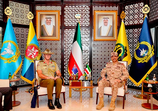  رئيس الأركان العامة للجيش الفريق الركن خالد الشريعان مستقبلاً الملحق العسكري الأسترالي العقيد دين كلارك