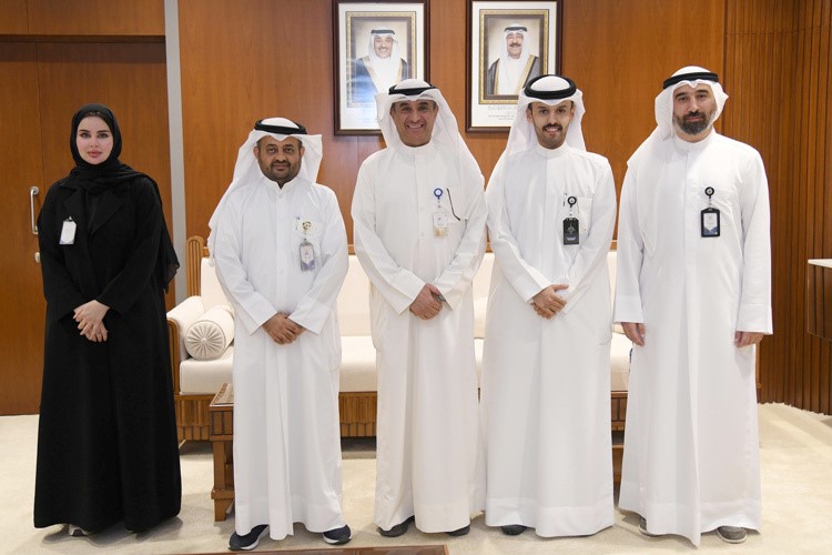 مدير عام الهيئة العامة للتعليم التطبيقي والتدريب د.حسن الفجام خلال تكريم م.طلال بداح العرافة ونجود بدر شفاقه