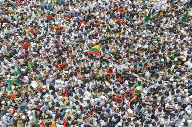 آلاف اللاجئين الروهينغا خلال تظاهرة حاشدة في بنغلاديش إحياء لذكرى يوم الإبادة الجماعية التي تعرضوا لها على يد الجيش في بورما (أ.ف.پ)