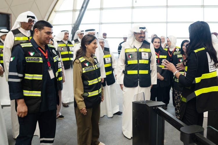 سمو الشيخ أحمد العبدالله في حديث مع فريق العمل بالمشروع بحضور وزيرة الأشغال العامة د.نورة المشعان ووزير الدفاع الشيخ عبدالله العلي ووزير الكهرباء والماء والطاقة المتجددة د.صبيح المخيزيم ووزير الصحة د.أحمد العوضي ووزير النفط طارق الرومي