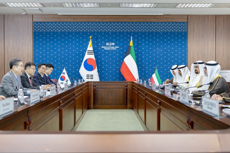 وزير الخارجية الشيخ جراح الجابر خلال المباحثات مع وزير خارجية كوريا تشو هيون