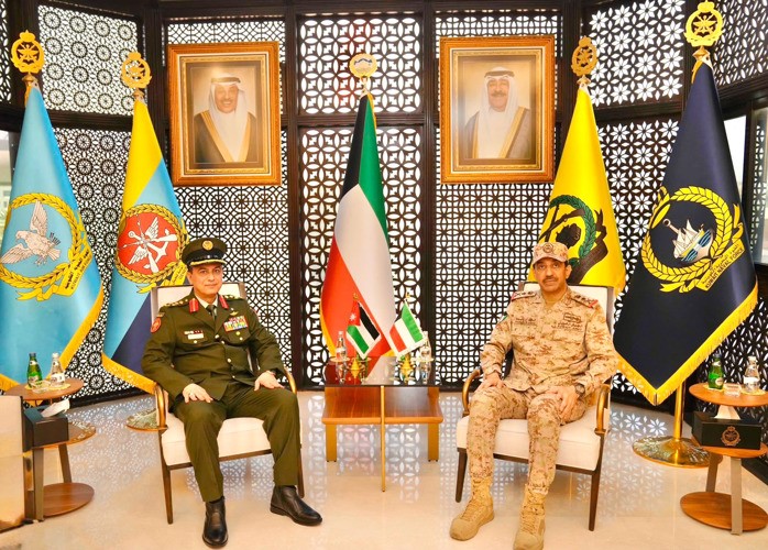 رئيس الأركان العامة للجيش الفريق الركن خالد الشريعان مستقبلا الملحق العسكري للمملكة الأردنية الهاشمية العميد الركن عدنان محمد آل خطاب