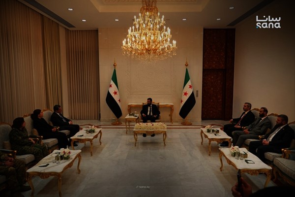  الرئيس أحمد الشرع مستقبلا مظلوم عبدي في قصر الشعب بدمشق بحضور وزير الخارجية والمغتربين أسعد حسن الشيباني