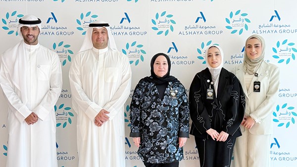  الوكيل المساعد لمراكز المراقبة والتحكم والرقابة في وزارة الكهرباء والماء والطاقة المتجددة م.فاطمة حياة وممثل مجموعة الشايع حمود عبدالله الشايع مع عدد من قيادات وموظفي المجموعة