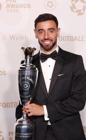 فرنانديز أفضل لاعب في إنجلترا.. و«يونايتد» يضم باليبا