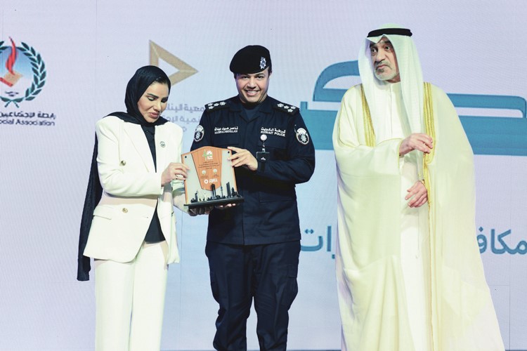 النائب الأول لرئيس مجلس الوزراء ووزير الداخلية الشيخ فهد اليوسف ووزيرة الشؤون الاجتماعية وشؤون الأسرة والطفولة د.أمثال الحويلة خلال تكريم مدير الإدارة العامة للعلاقات والإعلام الأمني العميد ناصر أبوصليب