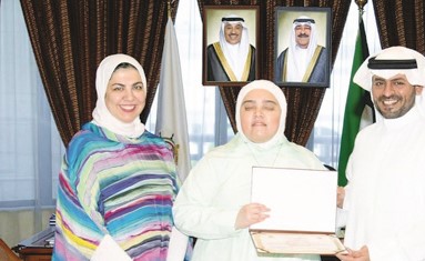 محافظ مبارك الكبير كرّم فاطمة السلمان: نموذج لقدرة الإرادة على تجاوز التحديات