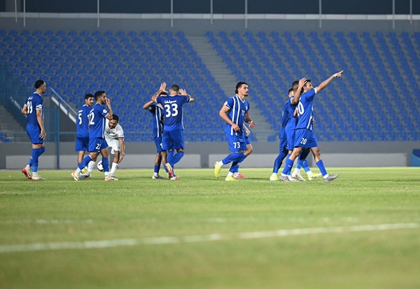  لاعبو الشباب يحنفلون بالفوز
