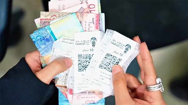 «الداخلية»: ضبط مقيم مصري ومواطنة متلبسين ببيع واستخدام طوابع حكومية مزورة