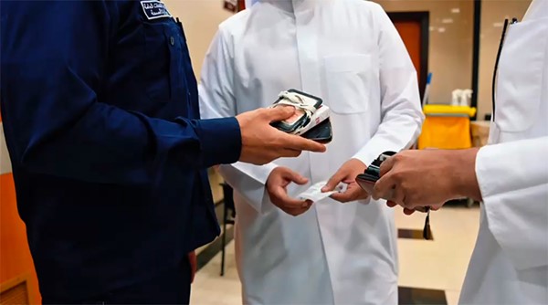 «الداخلية»: ضبط مقيم مصري ومواطنة متلبسين ببيع واستخدام طوابع حكومية مزورة