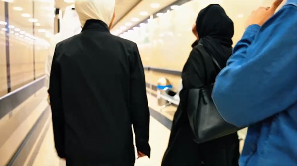 «الداخلية»: ضبط مقيم مصري ومواطنة متلبسين ببيع واستخدام طوابع حكومية مزورة
