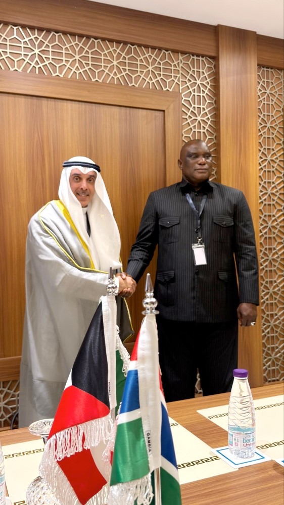 نائب وزير الخارجية السفير حمد المشعان خلال لقائه بوزير الخارجية والتعاون الدولي وشؤون الغامبيين في الخارج بجمهورية غامبيا سيرينغ مودو نجي