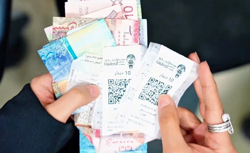 بالفيديو بالجرم المشهود الإنتربول يطيح بحارس أمن مصري ومواطنة بطوابع مزورة في مستشفى حكومي