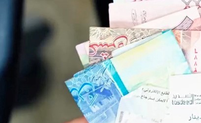 بالفيديو.. بالجرم المشهود.. «الإنتربول» يطيح بحارس أمن مصري ومواطنة بطوابع مزوّرة في مستشفى حكومي