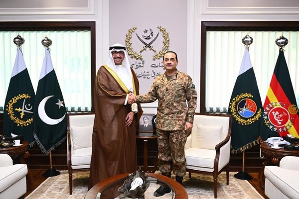وزير الدفاع بحث مع قائد الجيش ورئيس الأركان الباكستاني التنسيق بين القوات المسلحة في البلدين وتطوير مجالات العمل المشترك