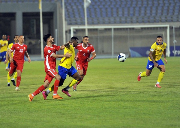 لاعبو الساحل والصليبخات يحاولون الوصول للكرة