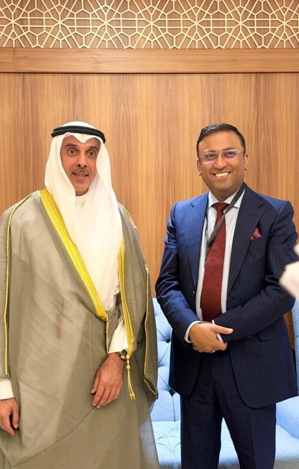  نائب وزير الخارجية  السفير حمد  المشعان مع وزير الدولة للشؤون الخارجية في  بنغلاديش همايون كبير 