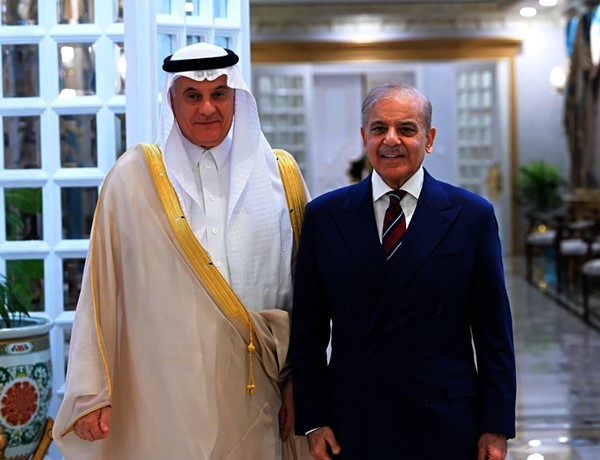 رئيس وزراء باكستان محمد شهباز شريف مع وزير البيئة والمياه والزراعة السعودي م. عبدالرحمن الفضلي