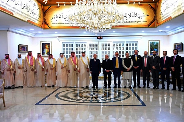 رئيس وزراء باكستان محمد شهباز شريف ووزير البيئة والمياه والزراعة السعودي م. عبدالرحمن الفضلي ووفدا البلدين في لقطة جماعية